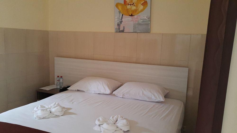 Ambulu Hotel Lojejer Luaran gambar